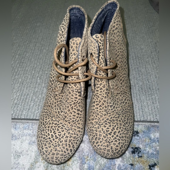 Toms Wedge Lace Up Booties Leopard Print 8 - Picture 1 of 6